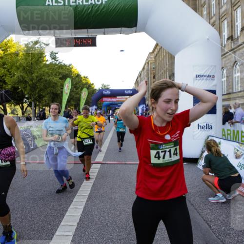 01.09.2024 - BARMER Alsterlauf Kathrin Stürmer Photography http://msf.ph/oto/6971704 01.09.2024 10:14:42 Ziel 2340, 2601, 4613, 4893, 4894, 2046, 2120, 2690, 2753, 2777, 2793, 3556, 3618, 3782, 3970, 4285, 4520, 4705, 4714, 5030, 5031, 5214, 5220 meine-sportfotos.de