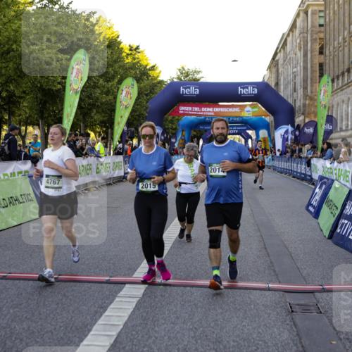 01.09.2024 - BARMER Alsterlauf Kathrin Stürmer Photography http://msf.ph/oto/6971736 01.09.2024 10:15:00 Ziel 2340, 2014, 2015, 2705, 3579, 4422, 4767, 5019, 5211, 8015, 8400 meine-sportfotos.de