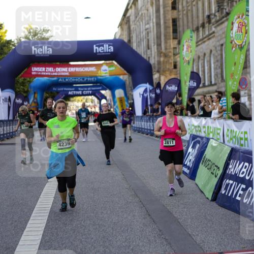 01.09.2024 - BARMER Alsterlauf Kathrin Stürmer Photography http://msf.ph/oto/6972513 01.09.2024 10:23:09 Ziel 3426, 3429, 3963, 4170, 2072, 2073, 2811, 3546, 3547, 4239, 4632, 4927, 4928, 5036, 8089 meine-sportfotos.de