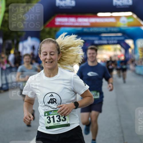 01.09.2024 - BARMER Alsterlauf Kathrin Stürmer Photography http://msf.ph/oto/6977805 01.09.2024 09:52:01 Ziel 2070, 3112, 3133, 3397, 3430, 3605, 3942, 4343, 4536, 4649, 4700, 5268, 5277, 8322 meine-sportfotos.de