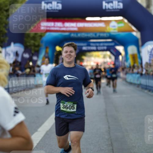 01.09.2024 - BARMER Alsterlauf Kathrin Stürmer Photography http://msf.ph/oto/6977809 01.09.2024 09:52:01 Ziel 2070, 3112, 3133, 3397, 3430, 3605, 3942, 4343, 4536, 4649, 4700, 5268, 5277, 8322 meine-sportfotos.de