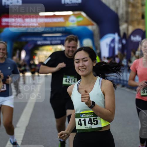 01.09.2024 - BARMER Alsterlauf Kathrin Stürmer Photography http://msf.ph/oto/6977813 01.09.2024 10:13:08 Ziel 2259, 2888, 3195, 3196, 3276, 3562, 3619, 3742, 3886, 4127, 4145, 4184, 4214, 4244, 4582, 4603, 5042, 8199 meine-sportfotos.de