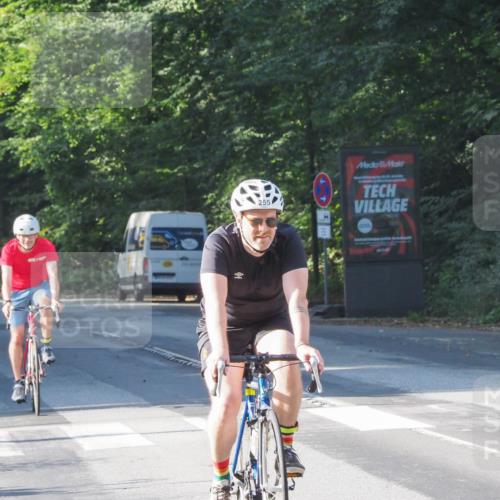 08.09.2024 - Stadtparktriathlon Zöllner http://msf.ph/oto/6987451 08.09.2024 10:00:46 Radfahren 220, 255 meine-sportfotos.de