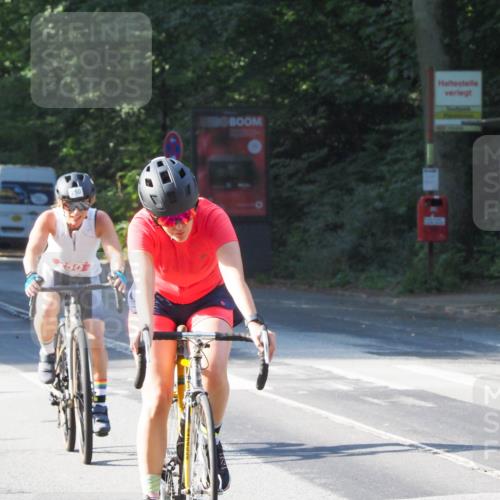 08.09.2024 - Stadtparktriathlon Zöllner http://msf.ph/oto/6988165 08.09.2024 10:07:38 Radfahren 250, 259 meine-sportfotos.de