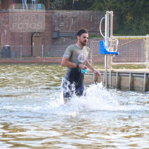 08.09.2024 - Stadtparktriathlon Luisa Fischer http://msf.ph/oto/6995367 08.09.2024 08:45:19 Schwimmen 53 meine-sportfotos.de