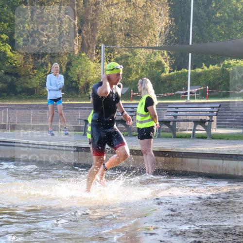 08.09.2024 - Stadtparktriathlon Luisa Fischer http://msf.ph/oto/6995418 08.09.2024 08:45:30 Schwimmen 11, 17 meine-sportfotos.de