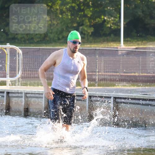 08.09.2024 - Stadtparktriathlon Luisa Fischer http://msf.ph/oto/6996512 08.09.2024 08:57:12 Schwimmen 114, 122 meine-sportfotos.de