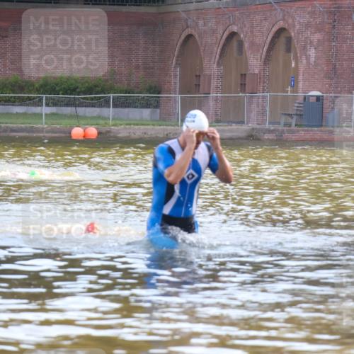 08.09.2024 - Stadtparktriathlon Luisa Fischer http://msf.ph/oto/6996687 08.09.2024 08:58:01 Schwimmen 102 meine-sportfotos.de