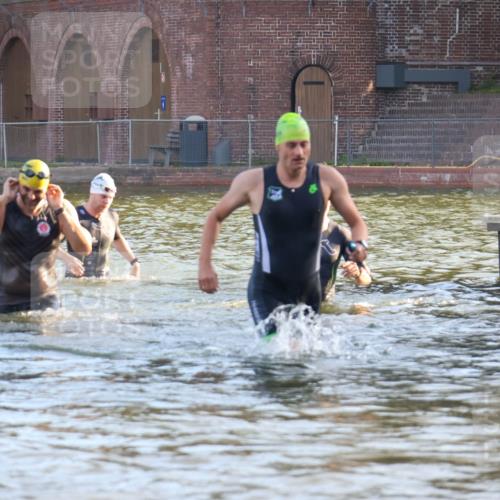 08.09.2024 - Stadtparktriathlon Luisa Fischer http://msf.ph/oto/6997077 08.09.2024 08:59:07 Schwimmen 94, 104 meine-sportfotos.de