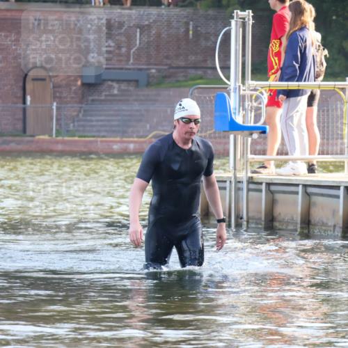 08.09.2024 - Stadtparktriathlon Luisa Fischer http://msf.ph/oto/6997432 08.09.2024 09:00:15 Schwimmen 111 meine-sportfotos.de