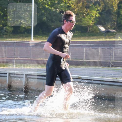 08.09.2024 - Stadtparktriathlon Luisa Fischer http://msf.ph/oto/6997446 08.09.2024 09:00:20 Schwimmen 111 meine-sportfotos.de