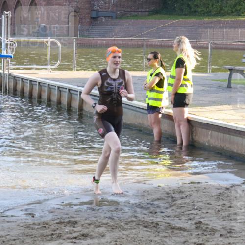 08.09.2024 - Stadtparktriathlon Luisa Fischer http://msf.ph/oto/6998897 08.09.2024 09:10:56 Schwimmen 141 meine-sportfotos.de