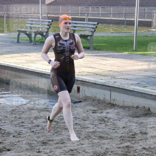08.09.2024 - Stadtparktriathlon Luisa Fischer http://msf.ph/oto/6998904 08.09.2024 09:10:58 Schwimmen 141 meine-sportfotos.de