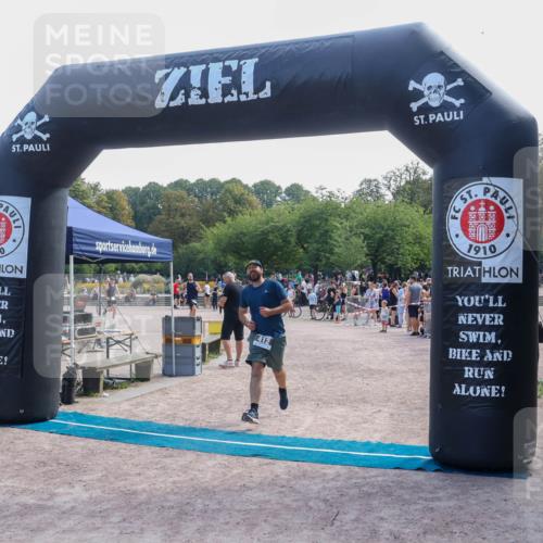 08.09.2024 - Stadtparktriathlon Luisa Fischer http://msf.ph/oto/6999091 08.09.2024 12:03:20 Ziel 412, 499, 501 meine-sportfotos.de