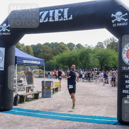 08.09.2024 - Stadtparktriathlon Luisa Fischer http://msf.ph/oto/6999161 08.09.2024 12:03:23 Ziel 412, 499, 501 meine-sportfotos.de
