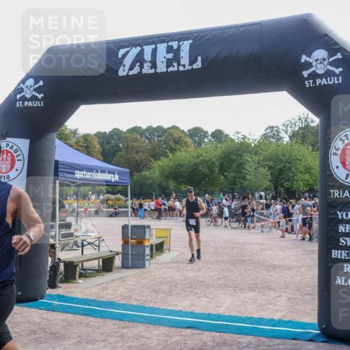 08.09.2024 - Stadtparktriathlon Luisa Fischer http://msf.ph/oto/6999194 08.09.2024 12:03:24 Ziel 412, 499, 501 meine-sportfotos.de