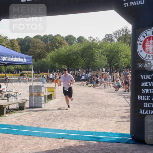 08.09.2024 - Stadtparktriathlon Luisa Fischer http://msf.ph/oto/7000706 08.09.2024 12:07:24 Ziel 519, 524, 527 meine-sportfotos.de