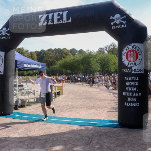 08.09.2024 - Stadtparktriathlon Luisa Fischer http://msf.ph/oto/7000727 08.09.2024 12:07:25 Ziel 519, 524, 527 meine-sportfotos.de