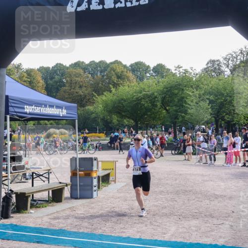 08.09.2024 - Stadtparktriathlon Luisa Fischer http://msf.ph/oto/7001754 08.09.2024 12:18:43 Ziel 571 meine-sportfotos.de