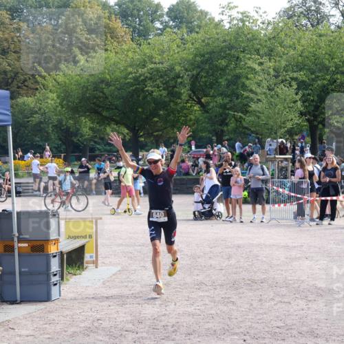 08.09.2024 - Stadtparktriathlon Luisa Fischer http://msf.ph/oto/7002174 08.09.2024 12:21:49 Ziel 640 meine-sportfotos.de