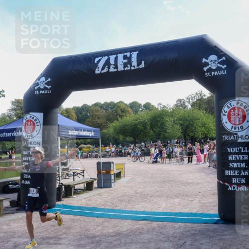 08.09.2024 - Stadtparktriathlon Luisa Fischer http://msf.ph/oto/7002237 08.09.2024 12:21:52 Ziel 640 meine-sportfotos.de