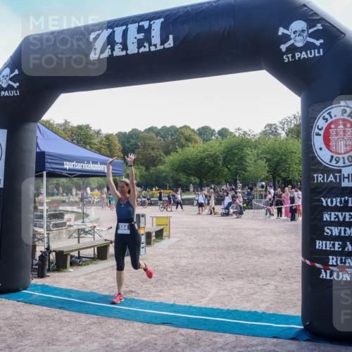 08.09.2024 - Stadtparktriathlon Luisa Fischer http://msf.ph/oto/7002521 08.09.2024 12:24:01 Ziel 584 meine-sportfotos.de