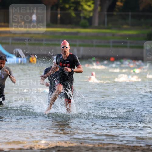 08.09.2024 - Stadtparktriathlon Michael Strokosch http://msf.ph/oto/7014104 08.09.2024 08:45:39 Schwimmen 11, 49, 59, 75 meine-sportfotos.de