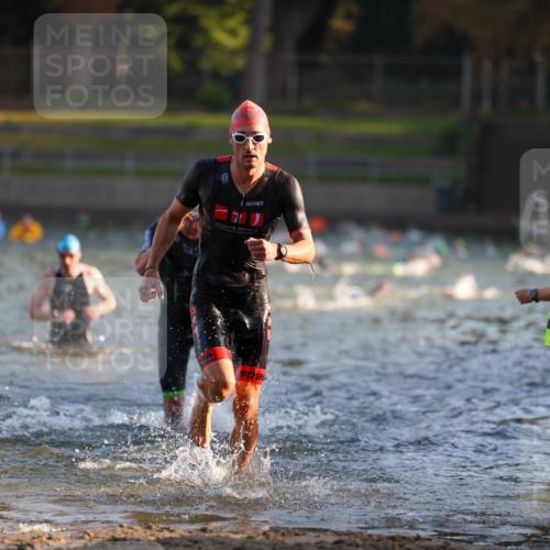 08.09.2024 - Stadtparktriathlon Michael Strokosch http://msf.ph/oto/7014156 08.09.2024 08:45:41 Schwimmen 11, 49, 59, 75 meine-sportfotos.de