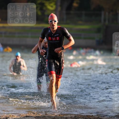 08.09.2024 - Stadtparktriathlon Michael Strokosch http://msf.ph/oto/7014161 08.09.2024 08:45:41 Schwimmen 11, 49, 59, 75 meine-sportfotos.de