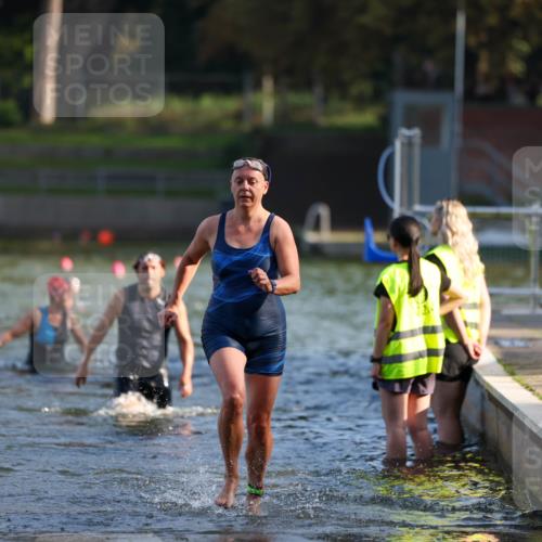 08.09.2024 - Stadtparktriathlon Michael Strokosch http://msf.ph/oto/7025673 08.09.2024 09:50:50 Schwimmen 223, 242 meine-sportfotos.de