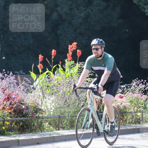 08.09.2024 - Stadtparktriathlon Zöllner http://msf.ph/oto/7025729 08.09.2024 10:49:42 Radfahren 304, 311, 321, 322, 335, 369, 427, 460 meine-sportfotos.de