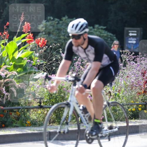 08.09.2024 - Stadtparktriathlon Zöllner http://msf.ph/oto/7029513 08.09.2024 11:09:31 Radfahren 393, 445, 458, 479, 484, 493, 537, 550 meine-sportfotos.de