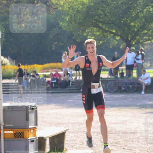 08.09.2024 - Stadtparktriathlon Luisa Fischer http://msf.ph/oto/7031404 08.09.2024 09:35:52 Ziel 10 meine-sportfotos.de