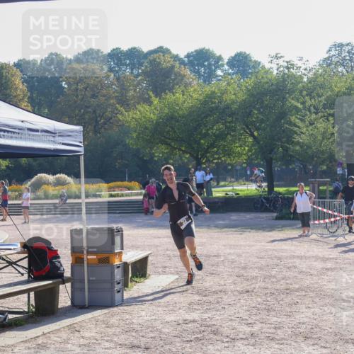08.09.2024 - Stadtparktriathlon Luisa Fischer http://msf.ph/oto/7031910 08.09.2024 09:42:35 Ziel 22, 32, 40 meine-sportfotos.de