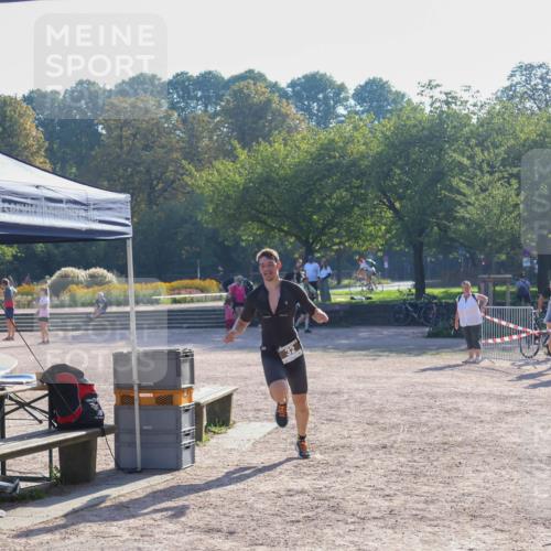 08.09.2024 - Stadtparktriathlon Luisa Fischer http://msf.ph/oto/7031913 08.09.2024 09:42:36 Ziel 22, 32, 40 meine-sportfotos.de