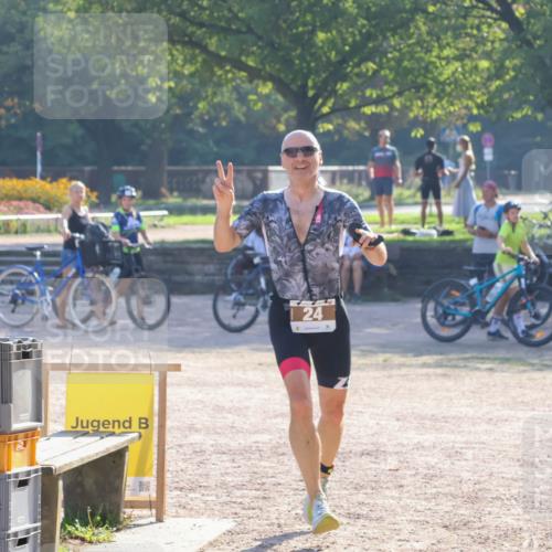 08.09.2024 - Stadtparktriathlon Luisa Fischer http://msf.ph/oto/7032333 08.09.2024 09:49:24 Ziel 24 meine-sportfotos.de