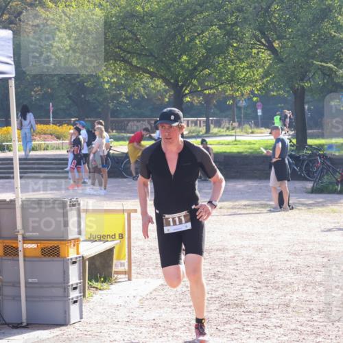 08.09.2024 - Stadtparktriathlon Luisa Fischer http://msf.ph/oto/7033146 08.09.2024 10:04:31 Ziel 111 meine-sportfotos.de