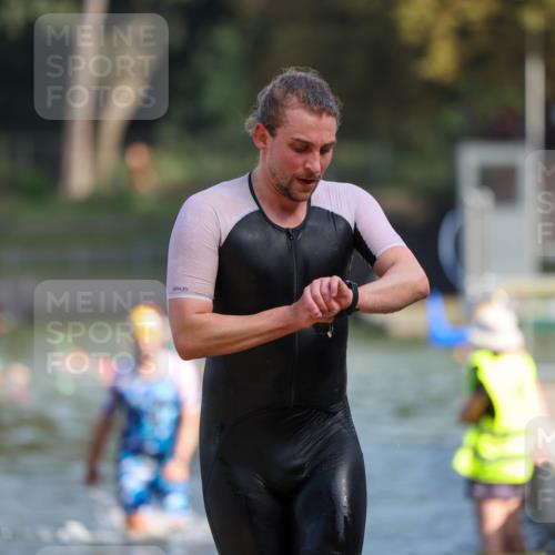 08.09.2024 - Stadtparktriathlon Michael Strokosch http://msf.ph/oto/7033315 08.09.2024 11:32:41 Schwimmen 667, 694, 695 meine-sportfotos.de