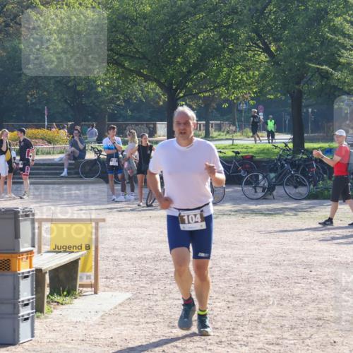 08.09.2024 - Stadtparktriathlon Luisa Fischer http://msf.ph/oto/7033479 08.09.2024 10:15:34 Ziel 104 meine-sportfotos.de