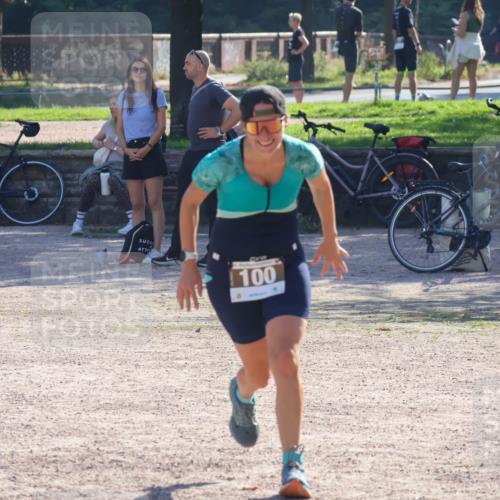 08.09.2024 - Stadtparktriathlon Luisa Fischer http://msf.ph/oto/7033735 08.09.2024 10:26:23 Ziel 100 meine-sportfotos.de