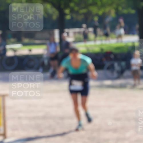 08.09.2024 - Stadtparktriathlon Luisa Fischer http://msf.ph/oto/7033739 08.09.2024 10:26:24 Ziel 100 meine-sportfotos.de