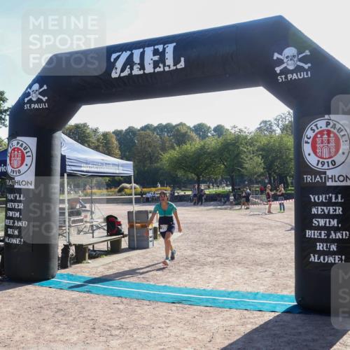 08.09.2024 - Stadtparktriathlon Luisa Fischer http://msf.ph/oto/7033752 08.09.2024 10:26:25 Ziel 100 meine-sportfotos.de
