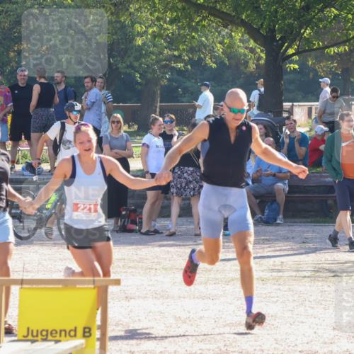 08.09.2024 - Stadtparktriathlon Luisa Fischer http://msf.ph/oto/7033896 08.09.2024 10:42:18 Ziel 221 meine-sportfotos.de
