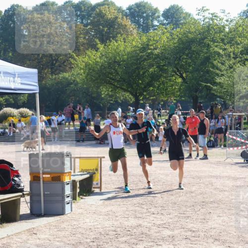 08.09.2024 - Stadtparktriathlon Luisa Fischer http://msf.ph/oto/7033962 08.09.2024 10:43:50 Ziel 241 meine-sportfotos.de