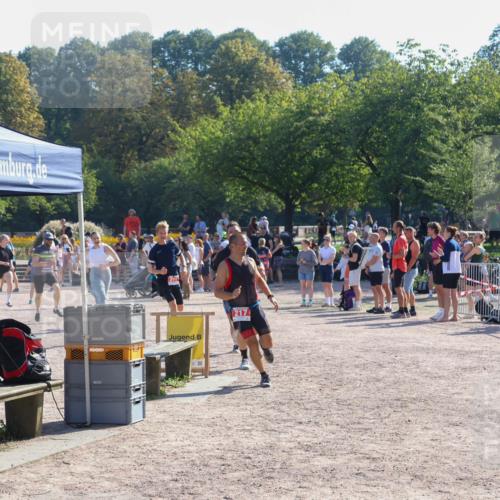 08.09.2024 - Stadtparktriathlon Luisa Fischer http://msf.ph/oto/7034097 08.09.2024 10:49:05 Ziel 211, 216, 217 meine-sportfotos.de