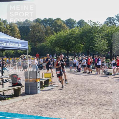 08.09.2024 - Stadtparktriathlon Luisa Fischer http://msf.ph/oto/7034100 08.09.2024 10:49:05 Ziel 211, 216, 217 meine-sportfotos.de