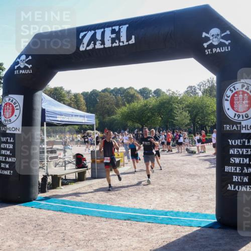 08.09.2024 - Stadtparktriathlon Luisa Fischer http://msf.ph/oto/7034106 08.09.2024 10:49:06 Ziel 211, 216, 217 meine-sportfotos.de