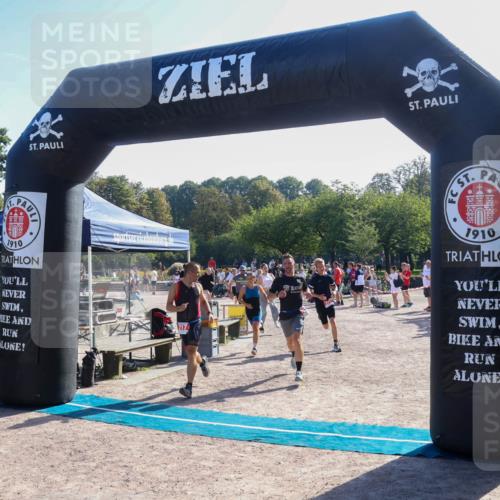 08.09.2024 - Stadtparktriathlon Luisa Fischer http://msf.ph/oto/7034108 08.09.2024 10:49:06 Ziel 211, 216, 217 meine-sportfotos.de