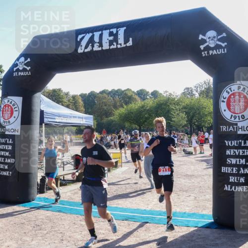 08.09.2024 - Stadtparktriathlon Luisa Fischer http://msf.ph/oto/7034116 08.09.2024 10:49:08 Ziel 211, 216, 217 meine-sportfotos.de