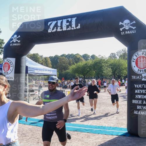 08.09.2024 - Stadtparktriathlon Luisa Fischer http://msf.ph/oto/7034126 08.09.2024 10:49:09 Ziel 211, 216, 217 meine-sportfotos.de